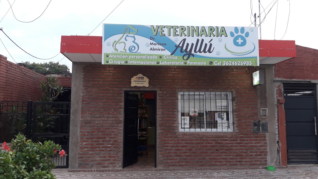Fachada y acceso principal de Clínica Veterinaria AYLLU en Resistencia